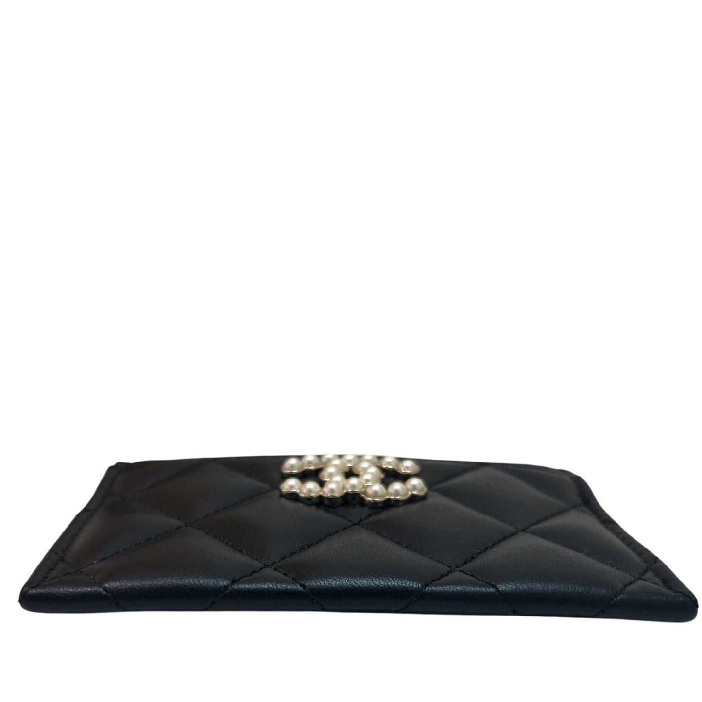 TARJETERO CHANEL DE CUERO NEGRO CON PERLAS CLÁSICAS