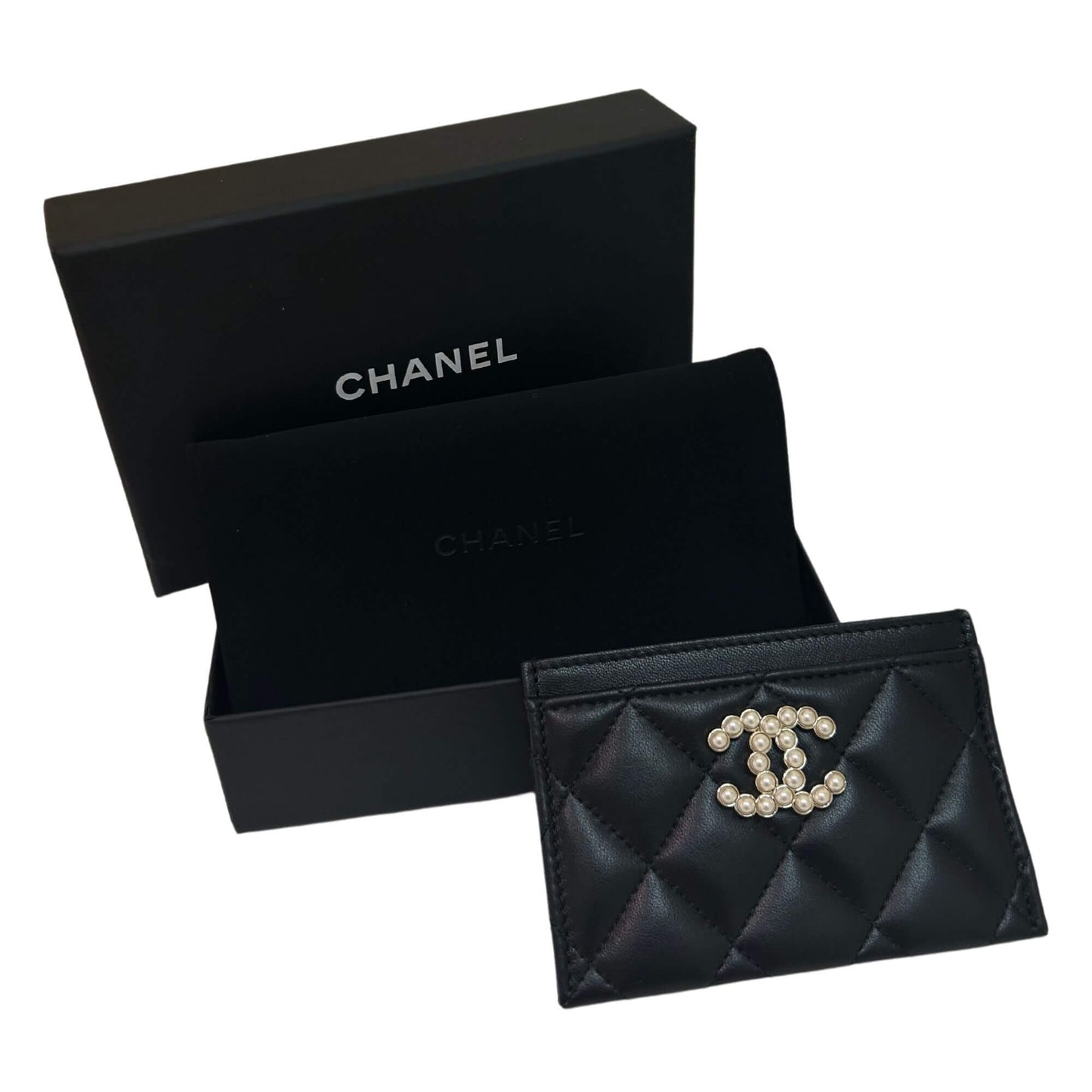 TARJETERO CHANEL DE CUERO NEGRO CON PERLAS CLÁSICAS