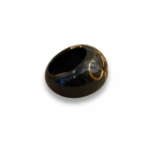 Anillo de resina negra con el logotipo CH de Carolina Herrera