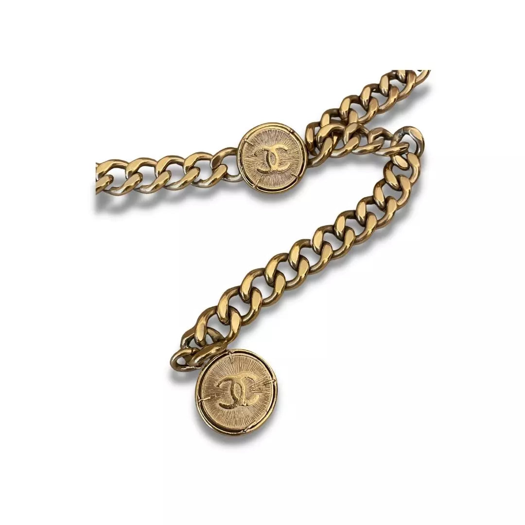 CINTURÓN DE CADENA CON MEDALLÓN ICÓNICO DE CHANEL