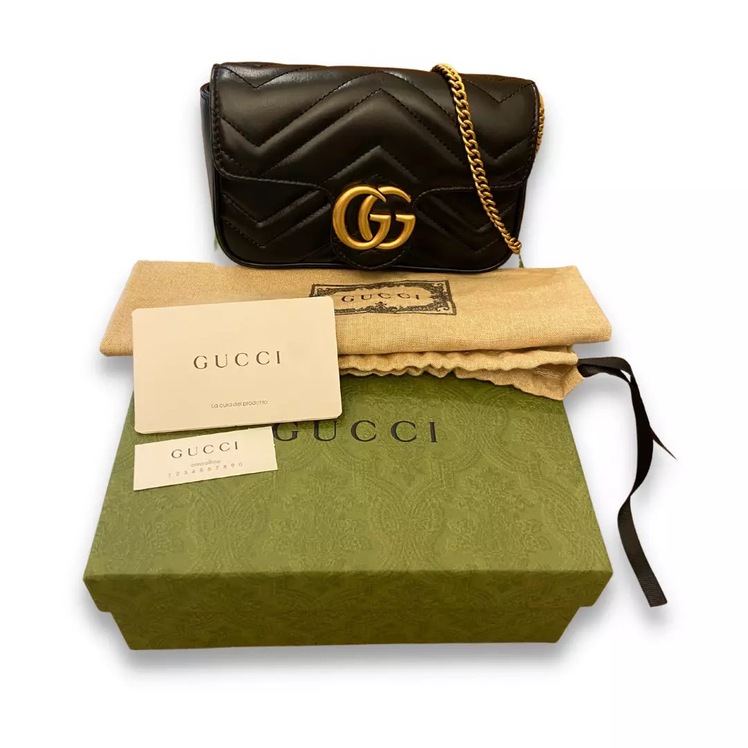 MINI BOLSO GG MARMONT DE PIEL MATELASSÉ NEGRO GUCCI