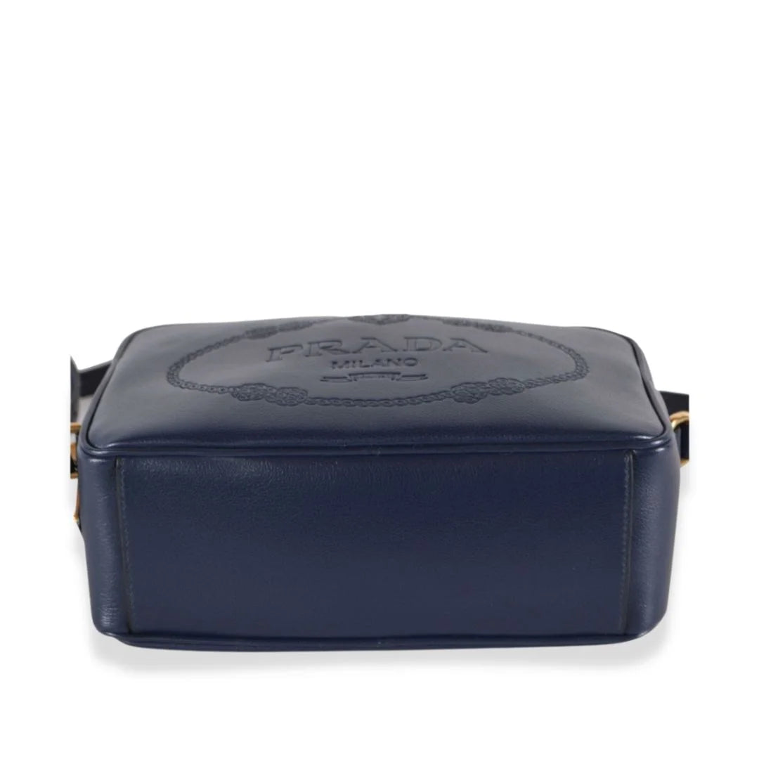 Bolso de hombro Prada de piel de becerro con acabado esmaltado negro