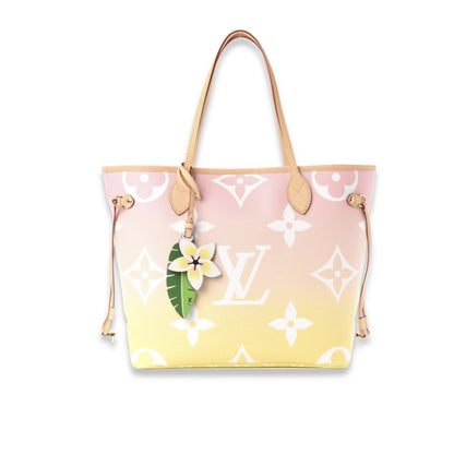 LV NEVERFULL MONOGRAMA NEVERFULL MM JUNTO A LA PISCINA