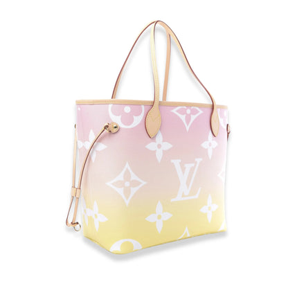 LV NEVERFULL MONOGRAMA NEVERFULL MM JUNTO A LA PISCINA