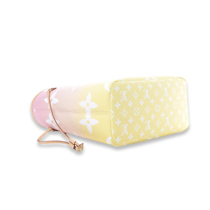 LV NEVERFULL MONOGRAMA NEVERFULL MM JUNTO A LA PISCINA