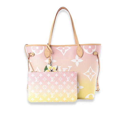 LV NEVERFULL MONOGRAMA NEVERFULL MM JUNTO A LA PISCINA