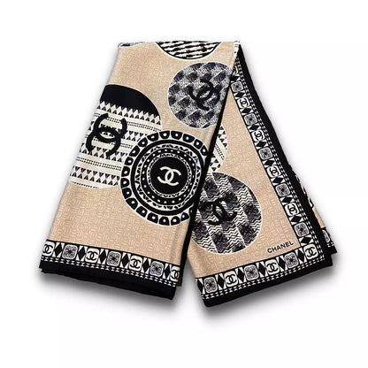 Pañuelo de seda negro/beige de Chanel