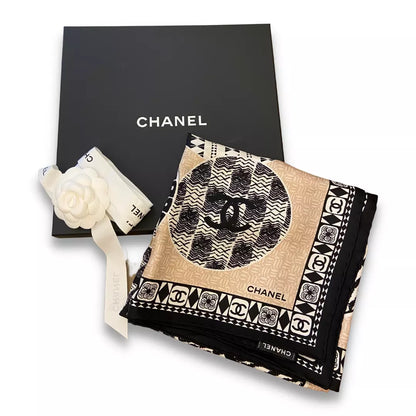 Pañuelo de seda negro/beige de Chanel