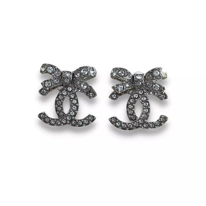 PENDIENTES CHANEL PLATA CON CRISTAL CC Y CINTAS