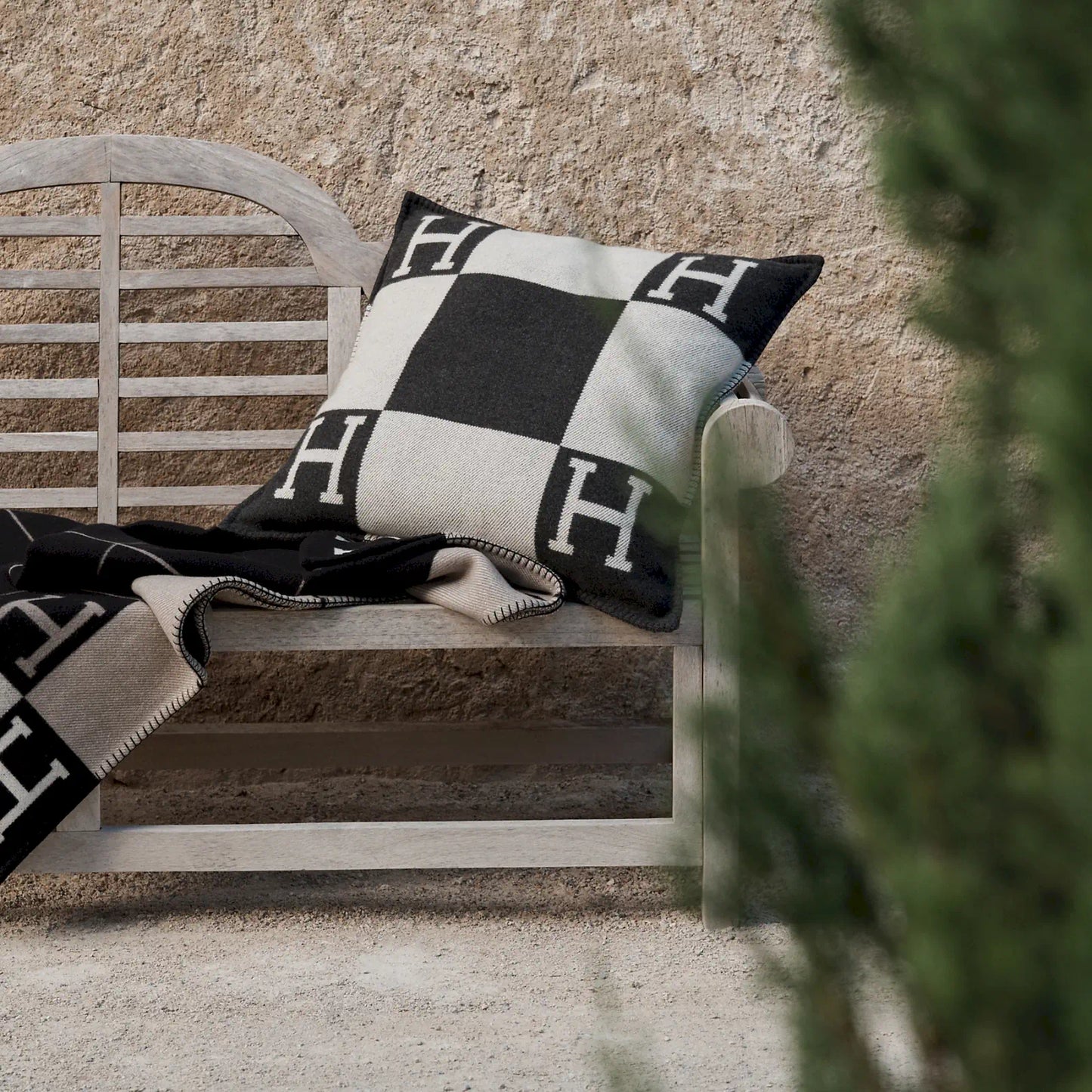 HERMÈS ÉCRU GRIS FONCÉ AVALON LARGE CUSHION