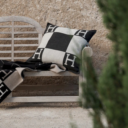 HERMÈS ÉCRU GRIS FONCÉ AVALON LARGE CUSHION