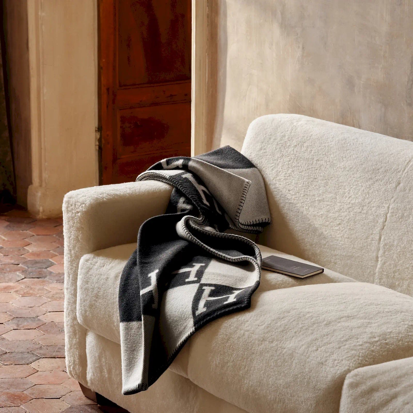 HERMÈS ÉCRU GRIS FONCÉ AVALON SOFA BLANKET