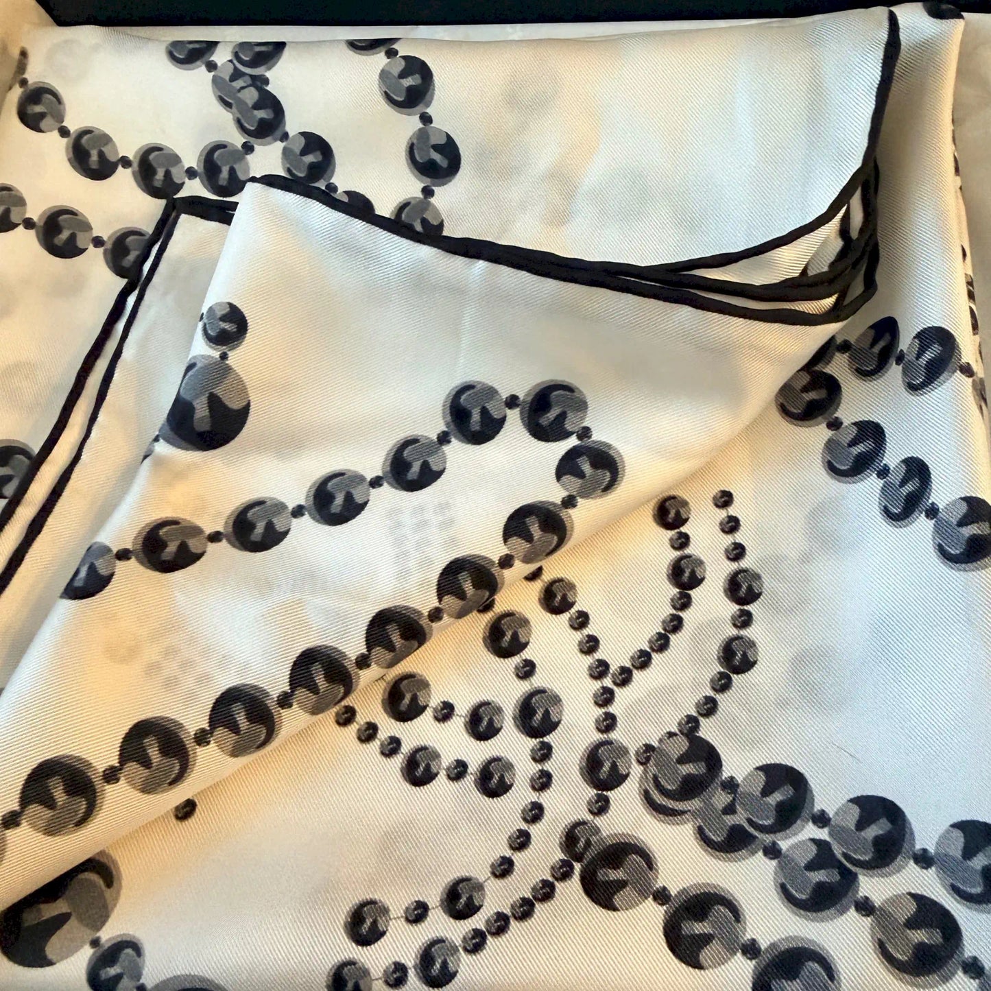 CHANEL PEARLS SILK CARRÉ