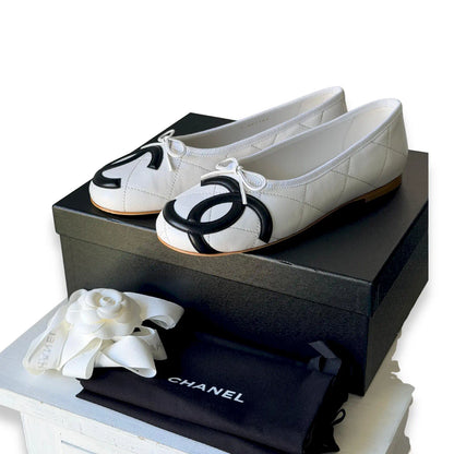 CHANEL WHITE & BLACK CC QUILTED BALLET FLATS