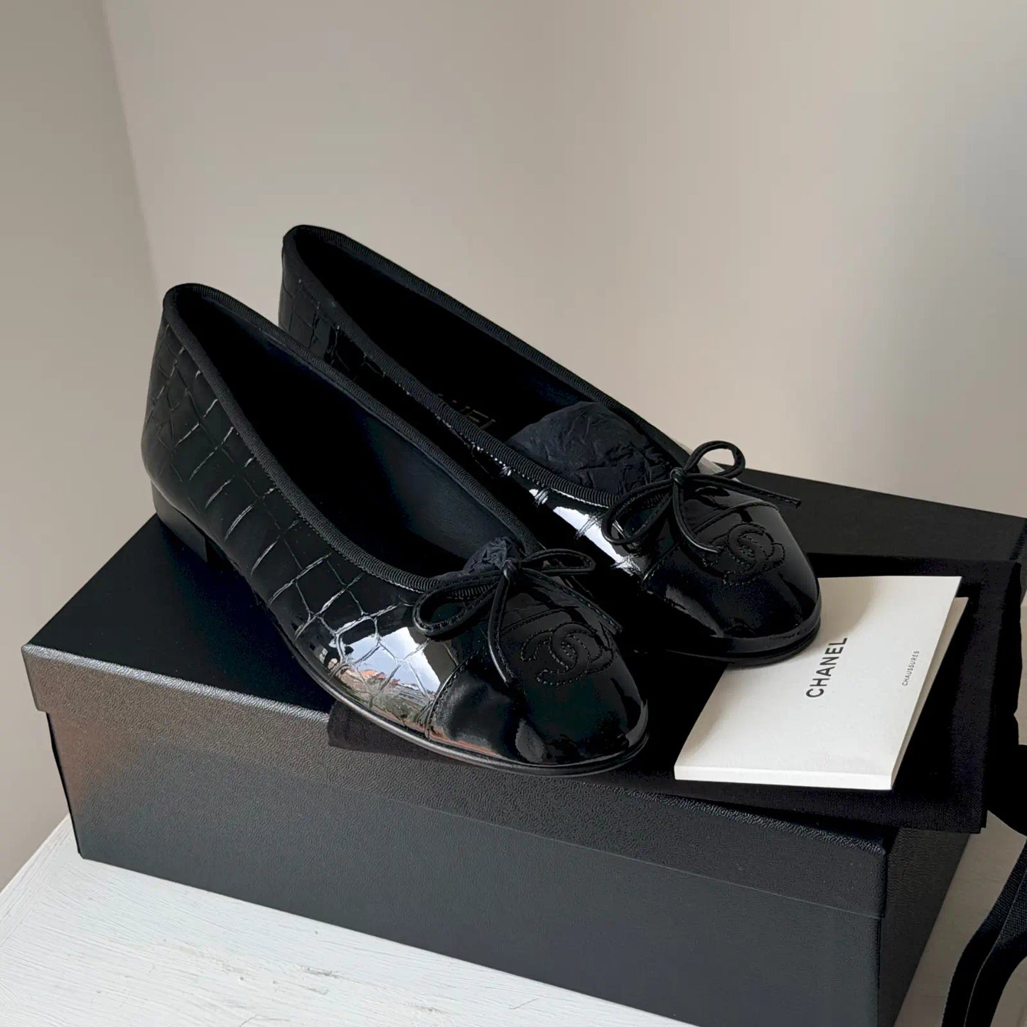 CHANEL BLACK PATENT CROCODILE EMBOSSED BALLET FLATS
