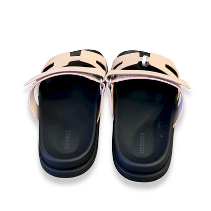 HERMÈS ROSE PALE CHYPRE LEATHER SANDALS
