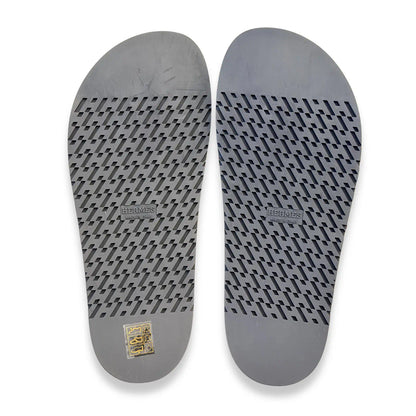 HERMÈS ROSE PALE CHYPRE LEATHER SANDALS