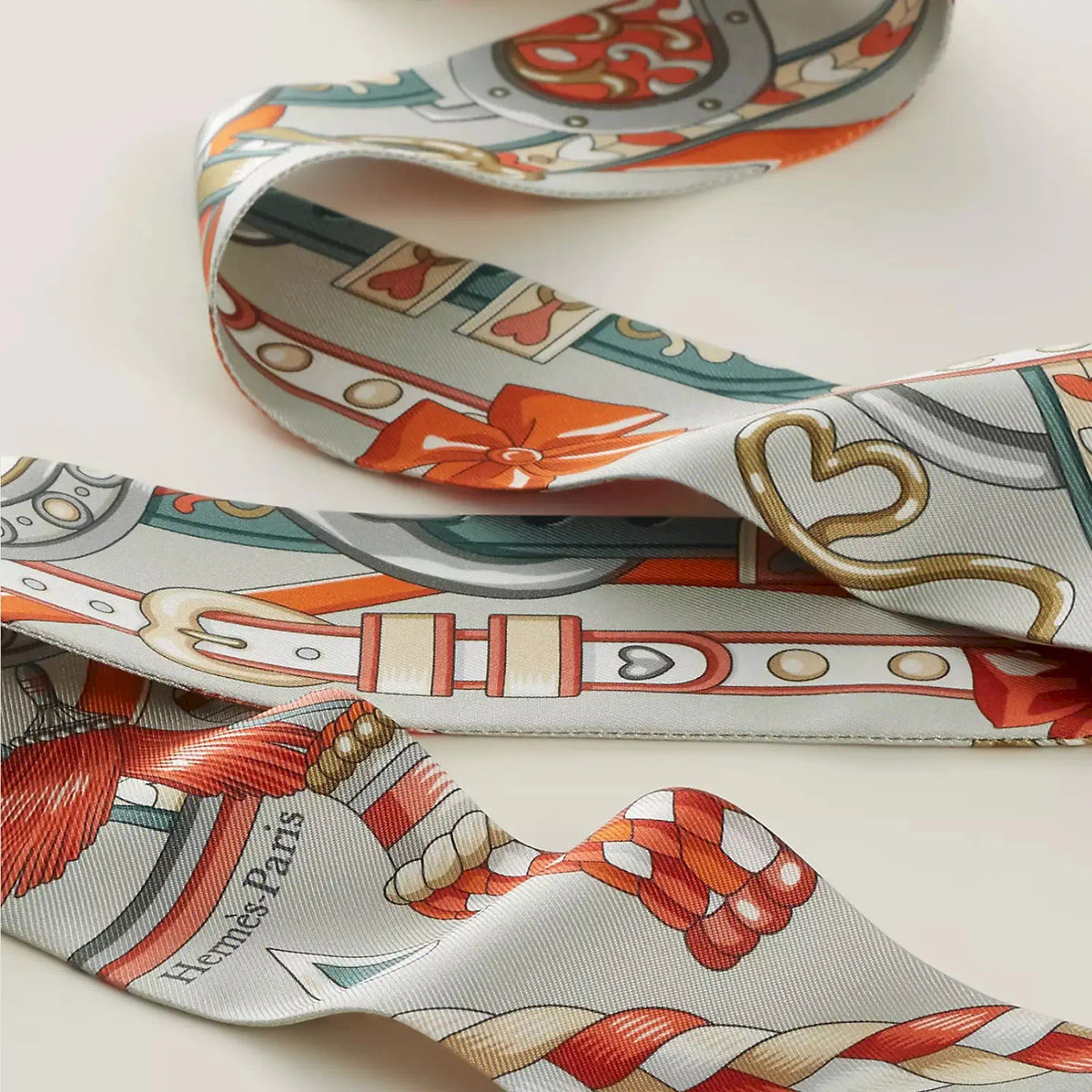HERMÈS HARNAIS DE CŒUR GREY & ORANGE SILK TWILLY SCARF