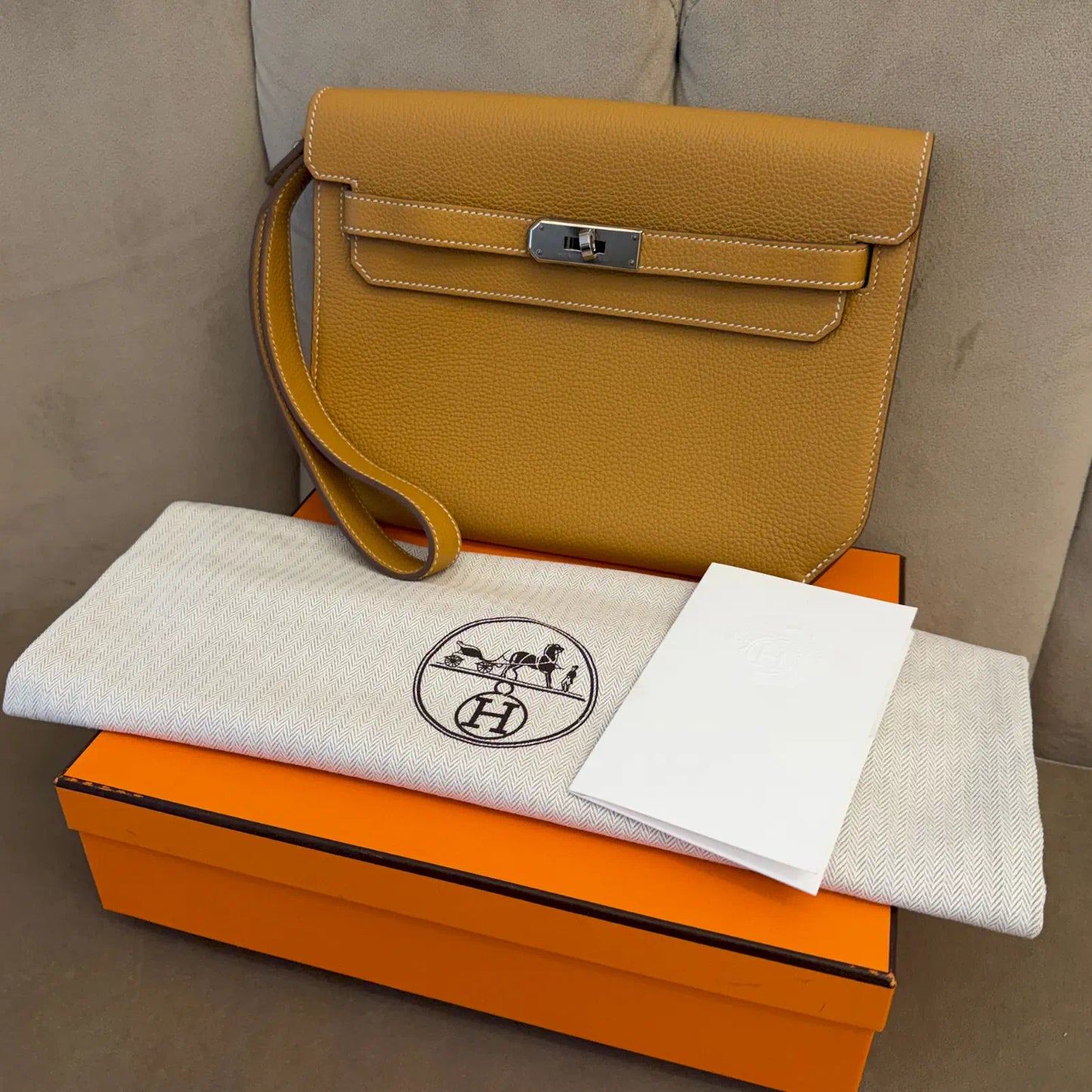 HERMÈS NATURAL SABLE KELLY DÉPÊCHES 25 BAG
