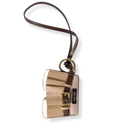 Charm icónico para falda de Miu Miu