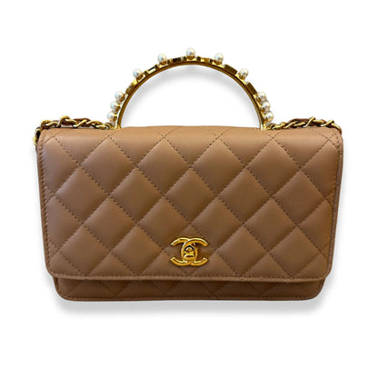 BOLSO CHANEL BEIGE DE ASA SUPERIOR CON PERLAS