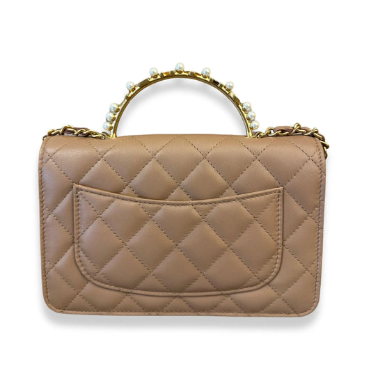 BOLSO CHANEL BEIGE DE ASA SUPERIOR CON PERLAS