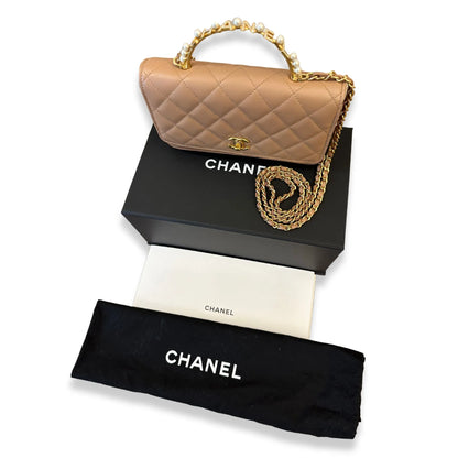 BOLSO CHANEL BEIGE DE ASA SUPERIOR CON PERLAS