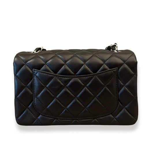 BOLSO CLÁSICO PEQUEÑO CON SOLAPA CHANEL NEGRO