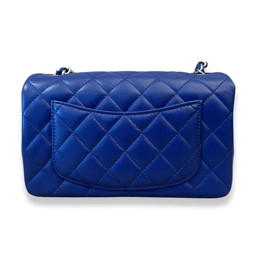 BOLSO CLÁSICO PEQUEÑO CON SOLAPA AZUL CHANEL