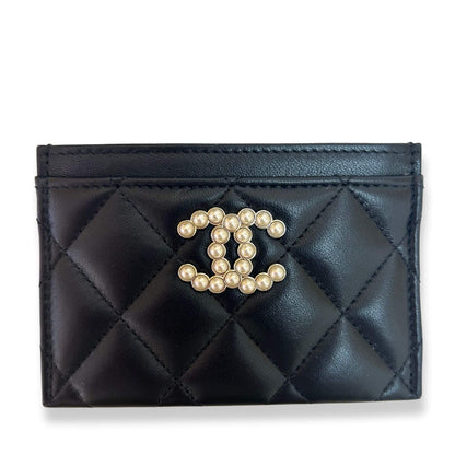 TARJETERO CHANEL DE CUERO NEGRO CON PERLAS CLÁSICAS