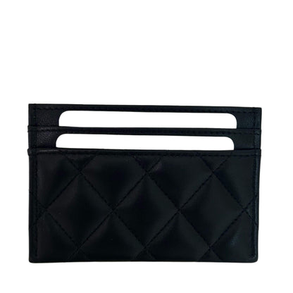 TARJETERO CHANEL DE CUERO NEGRO CON PERLAS CLÁSICAS