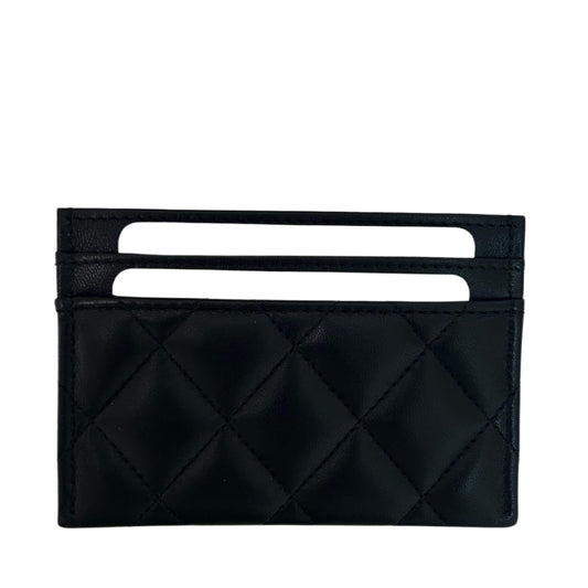 TARJETERO CHANEL DE CUERO NEGRO CON PERLAS CLÁSICAS