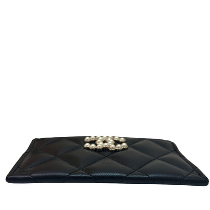 TARJETERO CHANEL DE CUERO NEGRO CON PERLAS CLÁSICAS