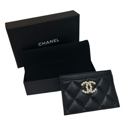 TARJETERO CHANEL DE CUERO NEGRO CON PERLAS CLÁSICAS