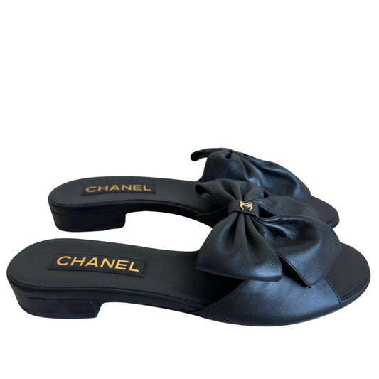 Sandalias Chanel de piel negra con encaje