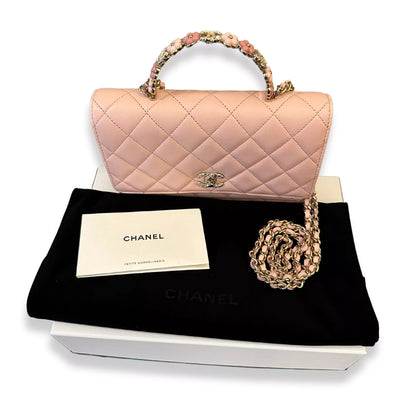 BOLSO CHANEL ROSA CLARO CON ASA SUPERIOR Y PERLAS