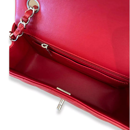 BOLSO CLÁSICO PEQUEÑO CON SOLAPA ROJO DE CHANEL