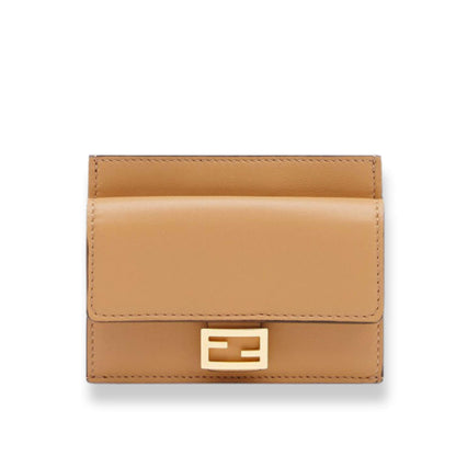 Cartera Fendi color beige baguette