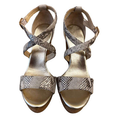 CUÑAS JIMMY CHOO CON ESTAMPADO DE SERPIENTE METÁLICA