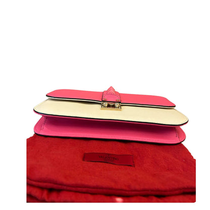 BOLSO DE VALENTINO CON CADENA Y CIERRE ROCKSTUD GLAM ROSA Y BLANCO