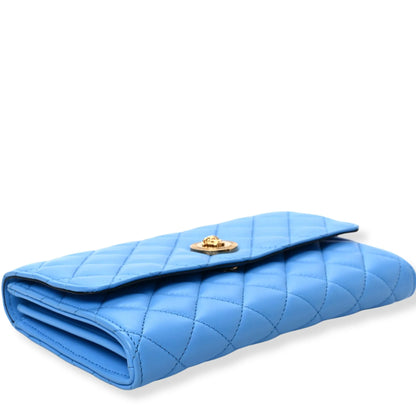 Cartera azul con cadena Versace