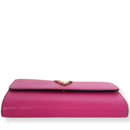 Cartera Versace en tonos rosa con cadena