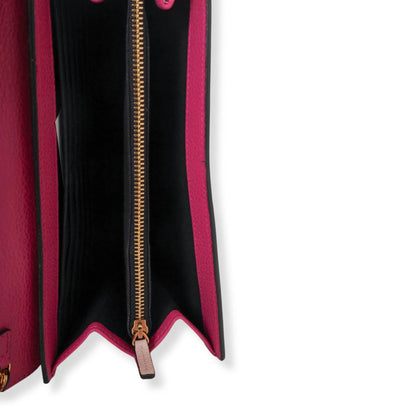 Cartera Versace en tonos rosa con cadena