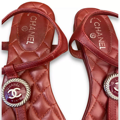 Sandalias Chanel de piel color burdeos