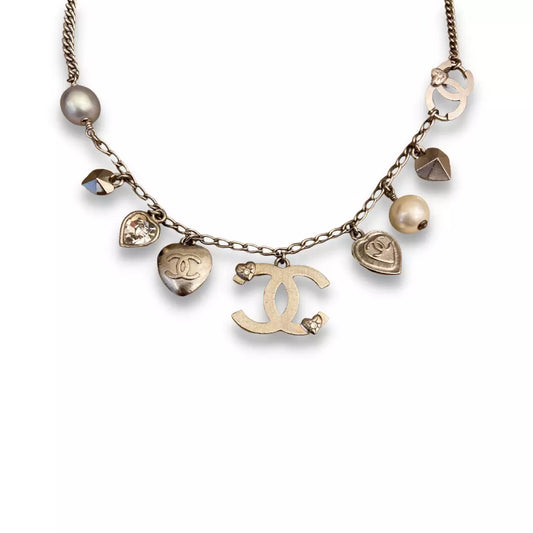 COLLAR CHANEL CON EL LOGO CC DE PERLAS ICÓNICAS DE METAL