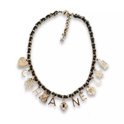 COLLAR EMOJI CON LOGOTIPO ICÓNICO DE CHANEL EN METAL CON ACABADO PLATEADO