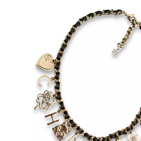 COLLAR EMOJI CON LOGOTIPO ICÓNICO DE CHANEL EN METAL CON ACABADO PLATEADO