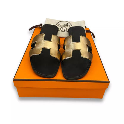 Sandalias Hermes en color naranja, negro y dorado 