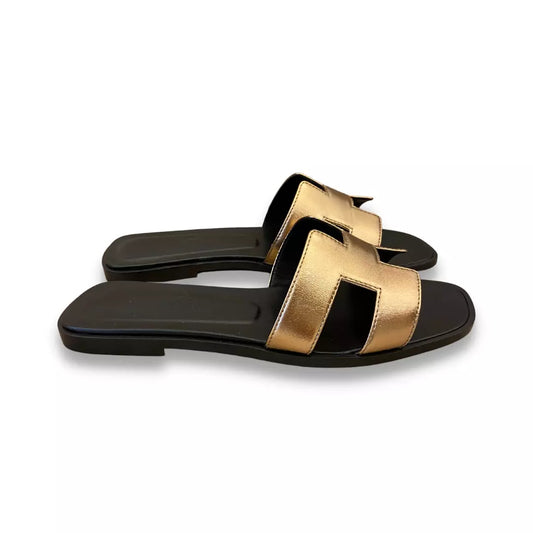 Sandalias Hermes en color naranja, negro y dorado 