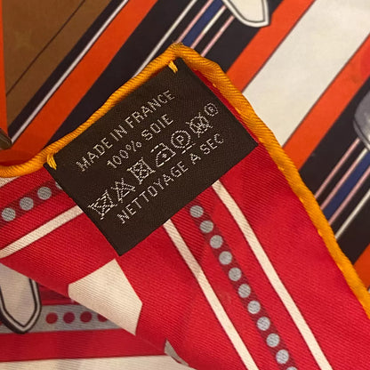 HERMÈS COUVERTURES ET TENUES DE JOUR REVERSIBLE SILK CARRÉ